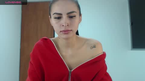 Snapshot of petite_linda chatting on December 2025 09:40:01 AM Linda online show from December 2025 09:40:01 AM