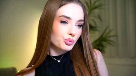 Petitegonwiild online show from October 2025 10:09:01 PM