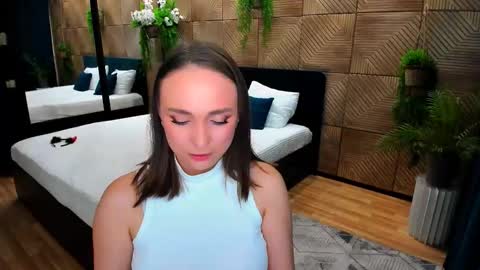 Emelie online show from October 2025 05:44:02 PM