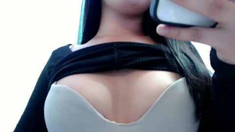 Pearly online show from November 2025 01:05:01 AM