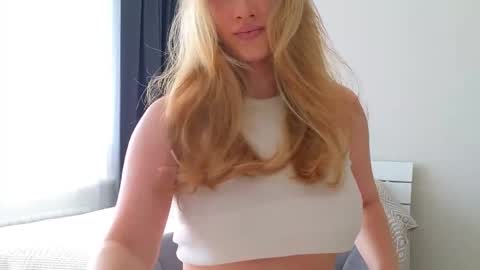 Snapshot of pink_rosee_ chatting on September 2025 03:17:01 AM   online show from September 2025 03:17:01 AM