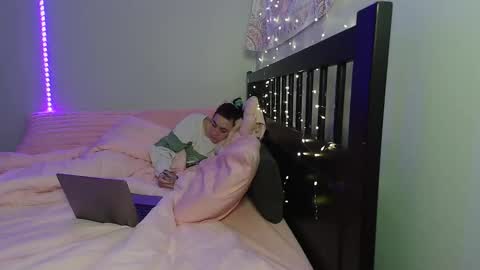 pink_tv online show from November 2025 04:01:02 AM