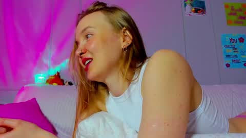 Snapshot of pinkk_lemonade chatting on May 2026 11:45:02 PM Mila online show from May 2026 11:45:02 PM