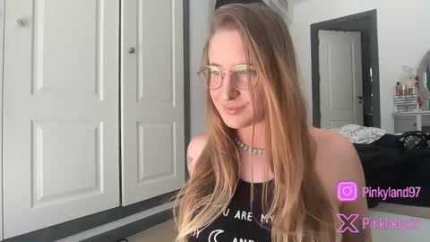 pinkladyx2 online show from May 2026 01:18:01 PM