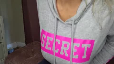 Snapshot of pippa33109 chatting on January 2025 02:48:01 PM MILF Pippa online show from January 2025 02:48:01 PM