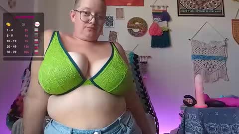 Snapshot of pisces_princess_ chatting on December 2024 09:22:01 PM Em online show from December 2024 09:22:01 PM