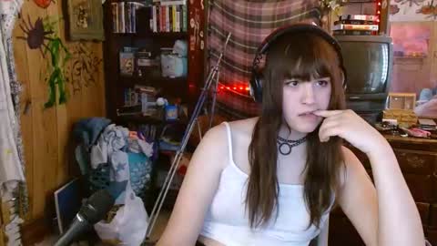 Snapshot of pixinun chatting on February 2025 07:52:01 PM Izzy online show from February 2025 07:52:01 PM