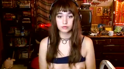 Snapshot of pixinun chatting on September 2025 08:09:01 PM Izzy online show from September 2025 08:09:01 PM