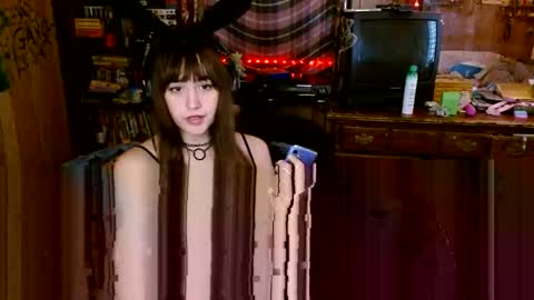 Snapshot of pixinun chatting on November 2025 05:01:02 PM Izzy online show from November 2025 05:01:02 PM