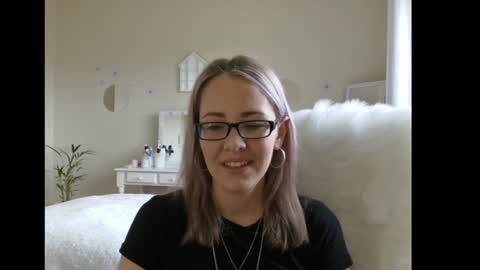 Lynn online show from December 2024 12:38:01 PM