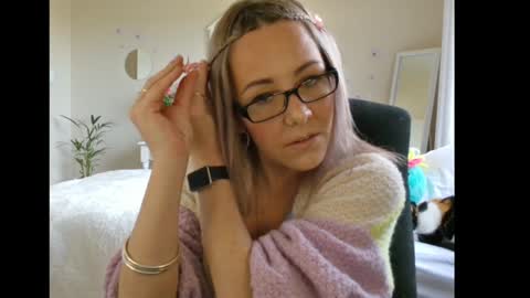 Lynn online show from December 2024 12:36:01 PM