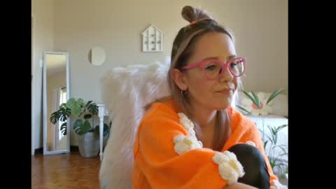 Lynn online show from February 2025 12:03:02 PM