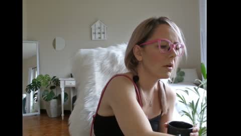 Lynn online show from February 2025 12:05:02 PM