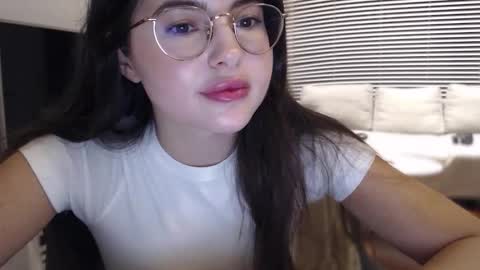 Snapshot of playnofuckinggames chatting on September 2025 09:15:01 PM Mary online show from September 2025 09:15:01 PM