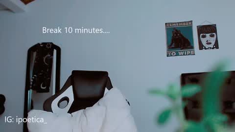 Snapshot of poeeticaa_ chatting on January 2025 06:06:02 PM IG ipoetica online show from January 2025 06:06:02 PM