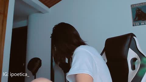 Snapshot of poeeticaa_ chatting on January 2025 04:15:01 AM IG ipoetica online show from January 2025 04:15:01 AM