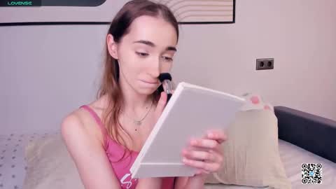 Snapshot of polly_bee chatting on September 2025 07:30:02 AM Polly online show from September 2025 07:30:02 AM