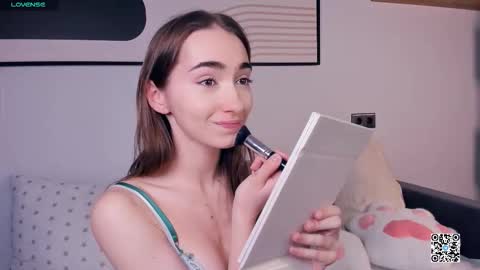 Snapshot of polly_bee chatting on September 2025 07:18:02 AM Polly online show from September 2025 07:18:02 AM