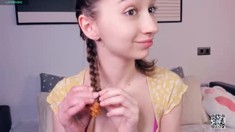 Snapshot of polly_bee chatting on September 2025 08:04:01 AM Polly online show from September 2025 08:04:01 AM