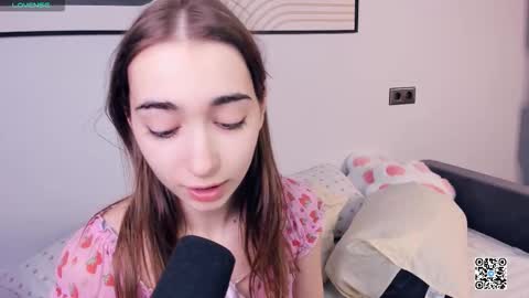 Snapshot of polly_bee chatting on September 2025 07:32:01 AM Polly online show from September 2025 07:32:01 AM