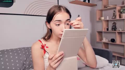 Snapshot of polly_bee chatting on September 2025 08:48:02 AM Polly online show from September 2025 08:48:02 AM