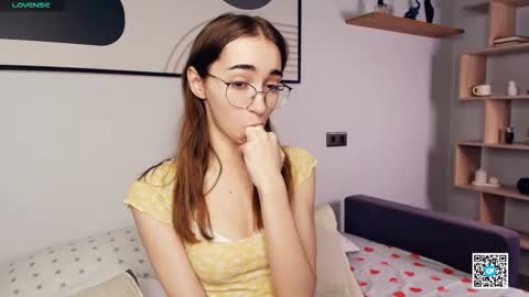 Snapshot of polly_bee chatting on September 2025 07:34:02 AM Polly online show from September 2025 07:34:02 AM