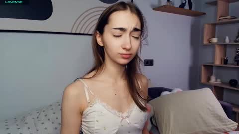 Snapshot of polly_bee chatting on October 2025 06:44:01 AM Polly online show from October 2025 06:44:01 AM