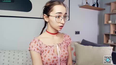 Snapshot of polly_bee chatting on October 2025 07:49:01 AM Polly online show from October 2025 07:49:01 AM