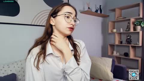 Snapshot of polly_bee chatting on October 2025 07:18:02 AM Polly online show from October 2025 07:18:02 AM