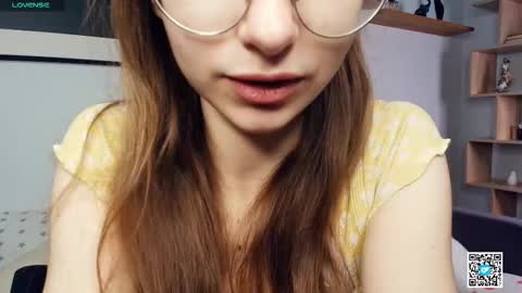 Snapshot of polly_bee chatting on October 2025 07:33:01 AM Polly online show from October 2025 07:33:01 AM