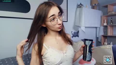 Snapshot of polly_bee chatting on October 2025 07:25:01 AM Polly online show from October 2025 07:25:01 AM