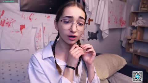 Snapshot of polly_bee chatting on November 2025 06:15:02 AM Polly online show from November 2025 06:15:02 AM