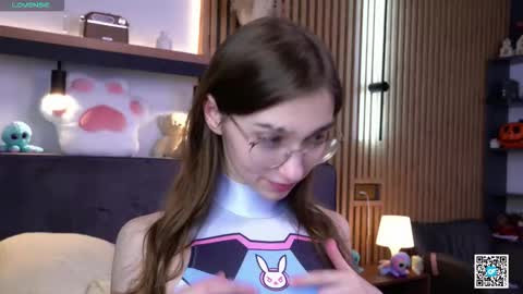 Snapshot of polly_bee chatting on November 2025 07:29:01 AM Polly online show from November 2025 07:29:01 AM