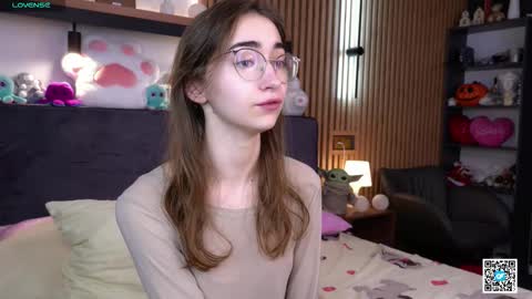 Snapshot of polly_bee chatting on November 2025 07:24:02 AM Polly online show from November 2025 07:24:02 AM