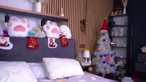 Snapshot of polly_bee chatting on November 2025 08:05:01 AM Polly online show from November 2025 08:05:01 AM