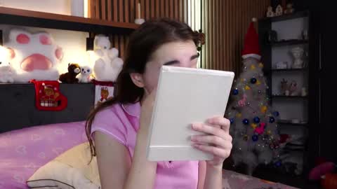 Snapshot of polly_bee chatting on December 2025 07:34:01 AM Polly online show from December 2025 07:34:01 AM