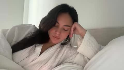 Snapshot of pollyyypocket chatting on December 2025 05:51:01 PM Polly Pocket online show from December 2025 05:51:01 PM