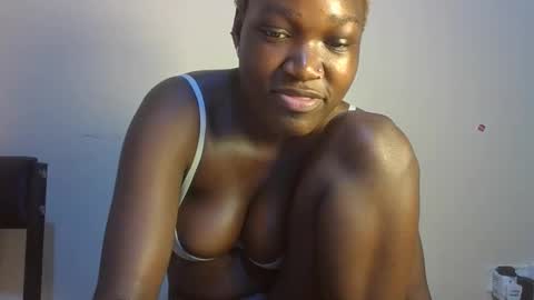 pretty_lucie online show from April 2026 04:12:02 AM