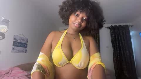 Snapshot of pretty_peaches chatting on December 2025 07:53:02 PM Pretty peaches online show from December 2025 07:53:02 PM