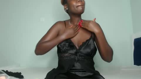 Snapshot of prettyliz1999 chatting on February 2025 08:01:01 AM Lizzy online show from February 2025 08:01:01 AM