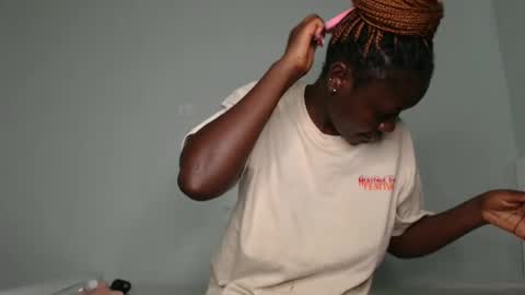 Snapshot of prettyliz1999 chatting on February 2025 07:03:01 AM Lizzy online show from February 2025 07:03:01 AM