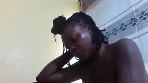 Snapshot of princessmiles2 chatting on May 2026 06:19:01 AM phelly online show from May 2026 06:19:01 AM