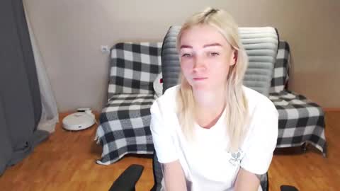 Snapshot of puma_ma chatting on December 2025 01:27:01 PM Polly online show from December 2025 01:27:01 PM