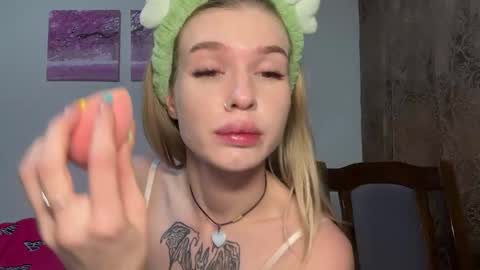 Snapshot of pussymoneywet chatting on September 2025 04:19:02 PM Lina online show from September 2025 04:19:02 PM