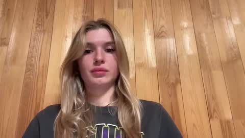 Snapshot of pussymoneywet chatting on September 2025 02:43:01 PM Lina online show from September 2025 02:43:01 PM