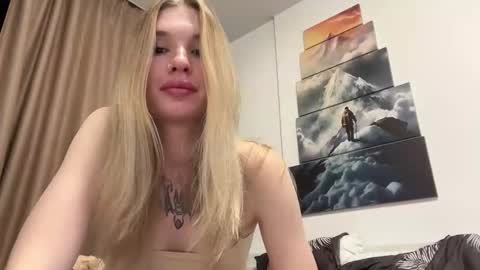 Snapshot of pussymoneywet chatting on October 2025 09:02:01 PM Lina online show from October 2025 09:02:01 PM