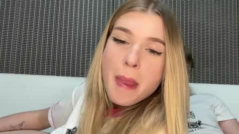 Snapshot of pussymoneywet chatting on October 2025 09:32:01 AM Lina online show from October 2025 09:32:01 AM