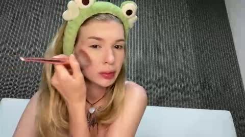 Snapshot of pussymoneywet chatting on October 2025 11:31:01 PM Lina online show from October 2025 11:31:01 PM