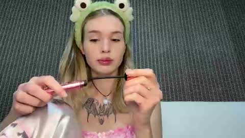 Snapshot of pussymoneywet chatting on October 2025 12:17:02 PM Lina online show from October 2025 12:17:02 PM
