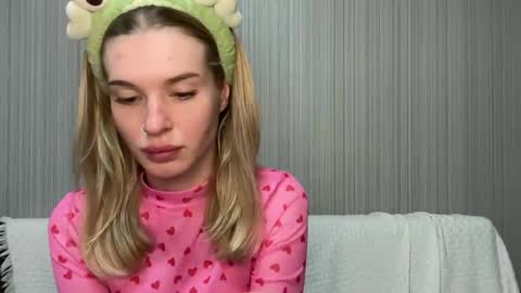 Snapshot of pussymoneywet chatting on November 2025 12:06:02 PM Lina online show from November 2025 12:06:02 PM